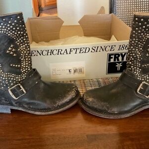 FRYE Jenna Women 6 Distressed Leather Studded Skull Short Pull On Motor Boots